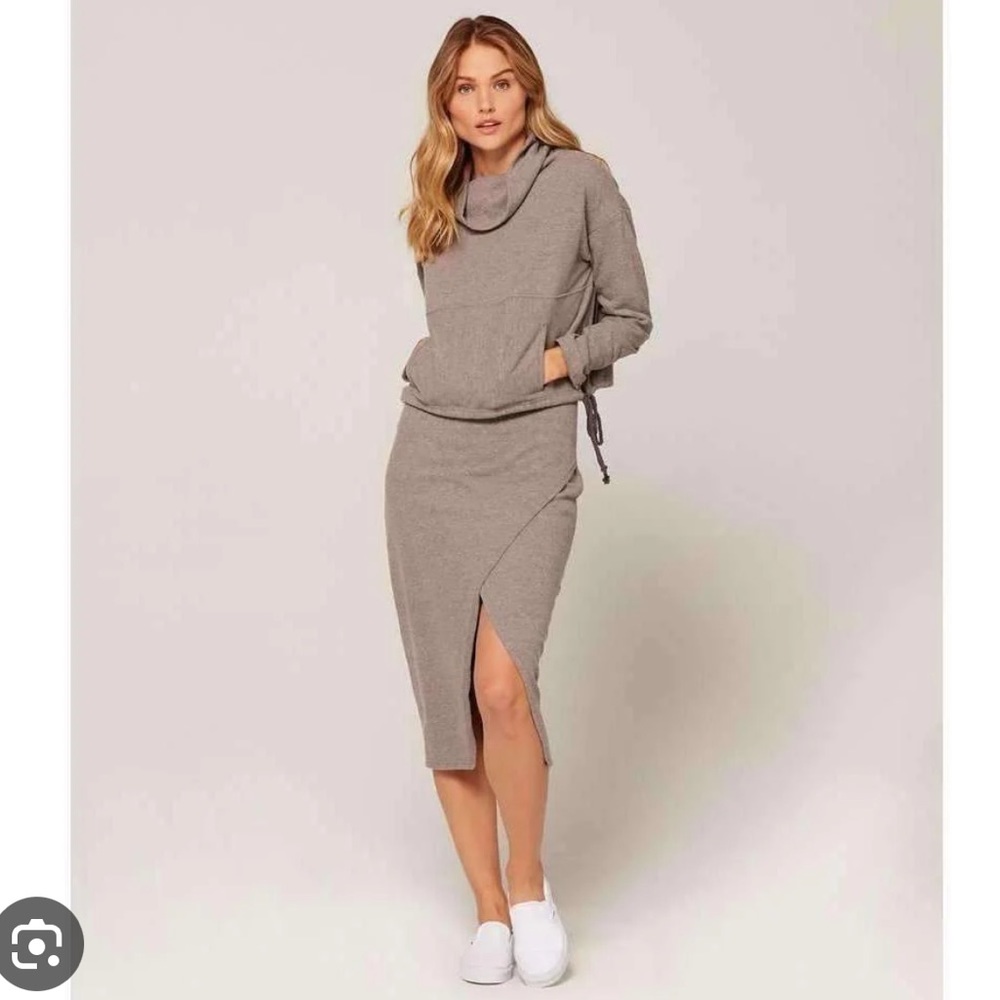 L space kitty skirt side slit